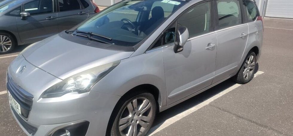 Peugeot 5008 with dashcam, spare wheel