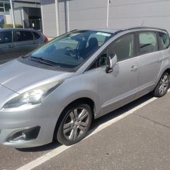 Peugeot 5008 with dashcam, spare wheel