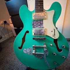 hartwood semi acoustic elec guitar
