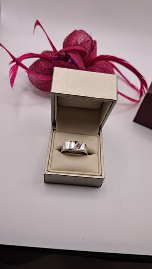 9ct white gold diamond ring size V