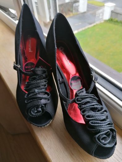 Women's Black and Snake Print Shoe's Size 6 wide fit