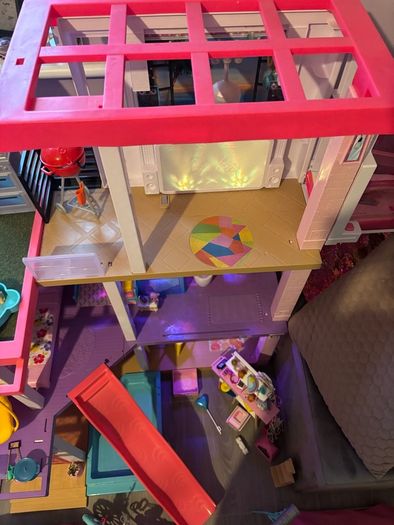 Barbie dream house like new + extras
