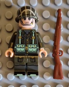 Lego compatible, military figures, Canadian infantry. 15 figures plus rifles.