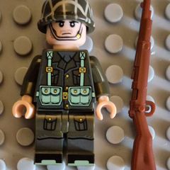 Lego compatible, military figures, Canadian infantry. 15 figures plus rifles.