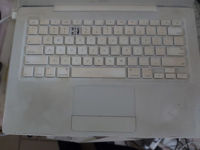 Another vinyage Apple MacBook, has an account, no Battery or charger, no 4 key missing, in very good condition otherwise