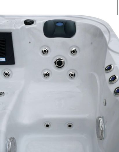 Brand New 4 Person Dan Marino Hot Tub