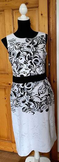 Tia dress black & white dress size 16 New with tags