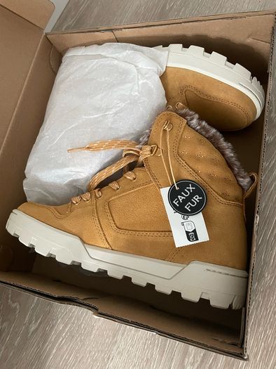 DC shoes boots with faux fur/water resistant/mustard