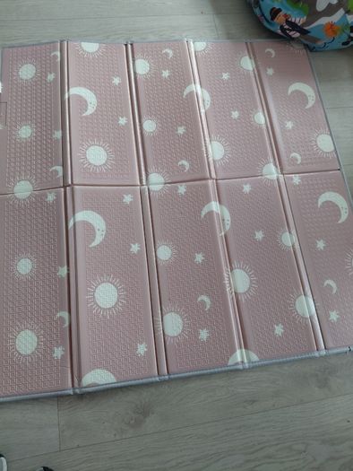 Foldable play mat