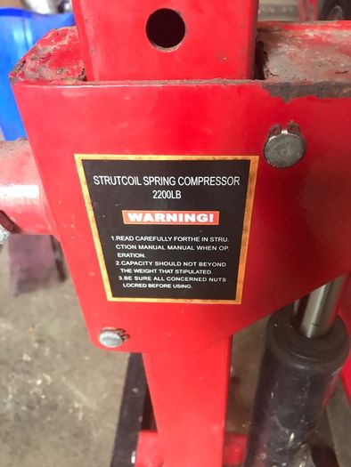 Coil spring compression tool