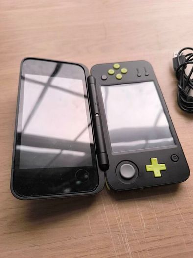 Nintendo 2DS XL with 30 games