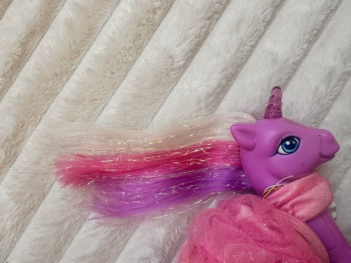 My Little Pony Lily Lightly Unicorn Light Up With Dress Damaged Dirty Lash approx. 12 cm. Used Please see photos