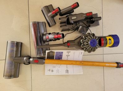Dyson V8