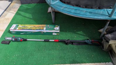 Bosch Cordless Pole Saw UniversalChainPole 18 (Battery, Charger, Cardboard Box, 18-Volt System, 2.5 Ah)