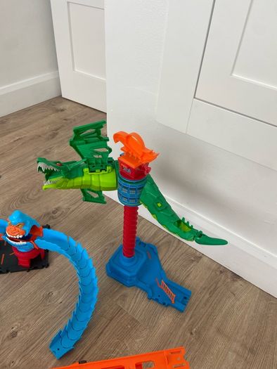 Large Hot Wheels Bundle. Tracks, Playsets & Accessories