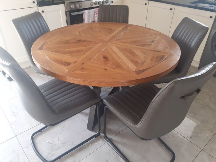table and chairs (As new) OAK.