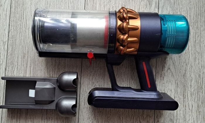 Dyson G5 main unit and docking station