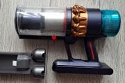 Dyson G5 main unit and docking station