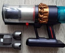 Dyson G5 main unit and docking station