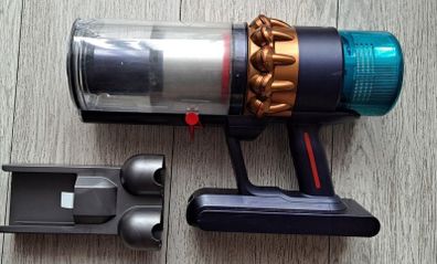 Dyson G5 main unit and docking station