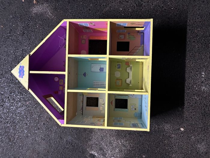 Peppa Pig wooden dolls house in good condition.
