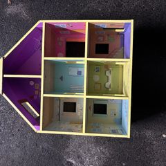 Peppa Pig wooden dolls house in good condition.