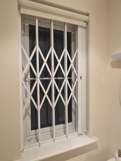 collapsible security grilles / accordion-style security gates