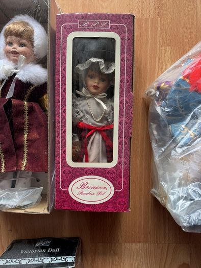 Selection of 8 beautiful porcelain and Victorian-style collectable dolls