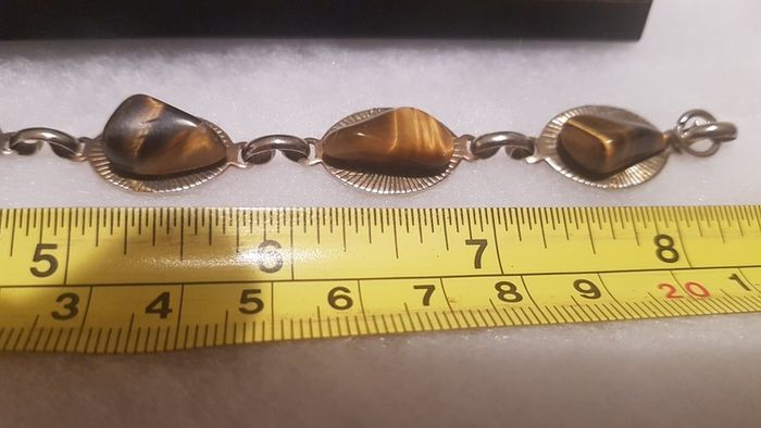 tiger eye bracelet,,good condition,buyer collects or pays postage, thank you, take as is,see pictures for condition