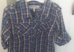 Shirt with sleeves that can be rolled up and buttoned.