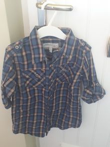 Shirt with sleeves that can be rolled up and buttoned.