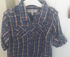 Shirt with sleeves that can be rolled up and buttoned.