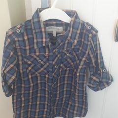 Shirt with sleeves that can be rolled up and buttoned.