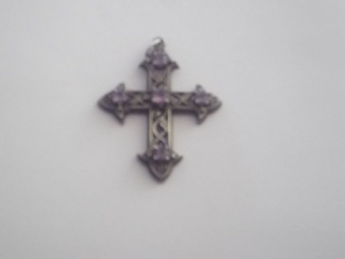 a vintage  solid silver cross penden  with 5 pink stones on it