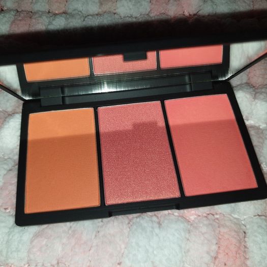 Brand new sleek blush palette in lace 367