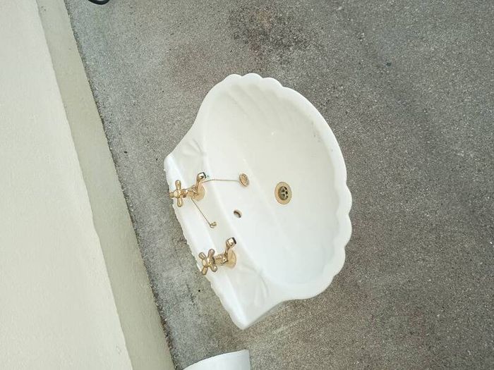 Bathroom sink