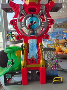 Marvel tower & characters