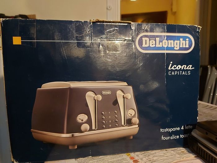 DeLonghi 4 Slice Toaster, Model CTOC4003.BL, in excellent condition and works perfect