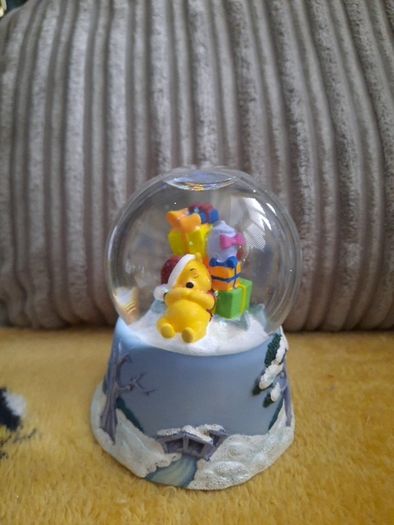 winnie the pooh christmas snowglobe