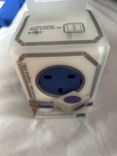 Adaptor PowerCube takes power supply and usb
