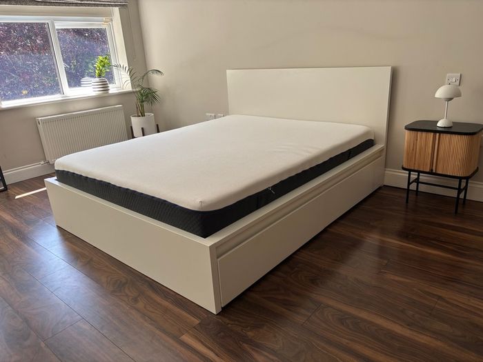 King Size Bed - IKEA MALM Bed w. Emma Mattress