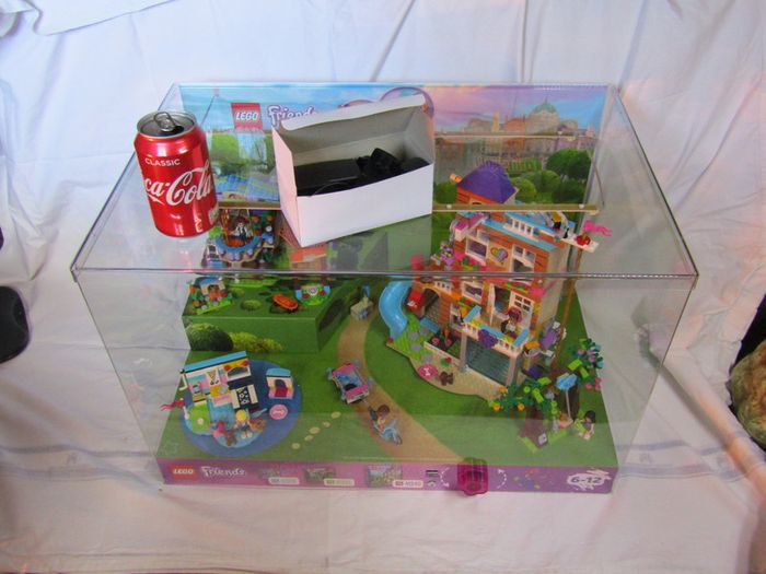 LEGO Friends XXL Shop Display Showcase New Never Used Lego Sets 41328 41335 And 41340 This is a cool lego display loads of moving parts when you turn the wheel it will turn the house around Also lights up plug in with AC plug