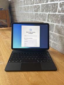 IPad Air (Magic Keyboard and Apple Pencil included)