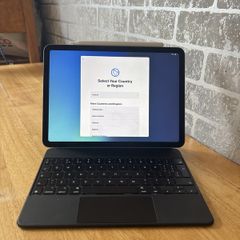 IPad Air (Magic Keyboard and Apple Pencil included)