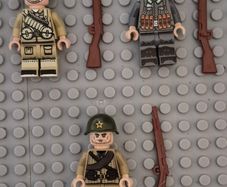Lego compatible, military figures, Russian / British / German infantry. 15 figures plus rifles.