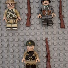 Lego compatible, military figures, Russian / British / German infantry. 15 figures plus rifles.