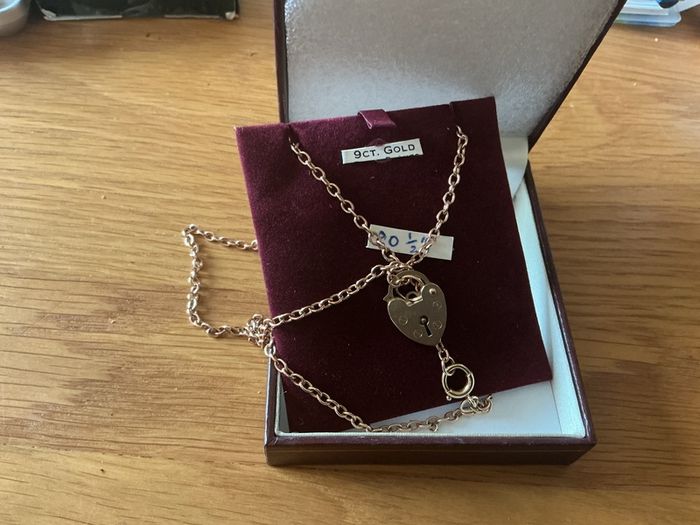 9ct SOLID Gold Padlock Pendant And 9ct Lovely ROSE GOLD  Chain. ( Bargain At This Price.)