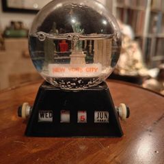 Retro New York City Snow globe calendar WTC