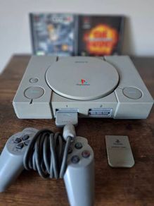 PS1, 2 games, 3 controllers, 1 memory card