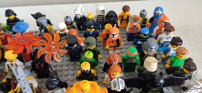 LEGO Collection (2011-2018) Mixed Figures & Bricks, Blue Ninjago NRG Zane figure with his spinner.